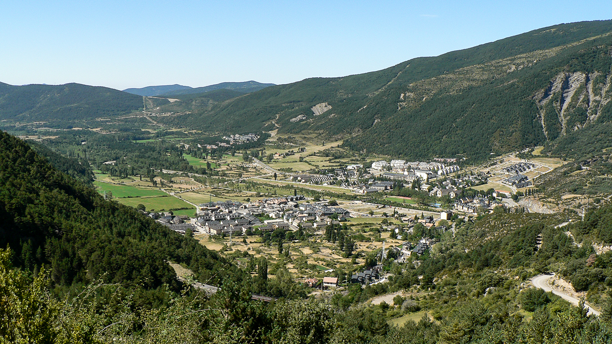 Villanúa, pueblo del Valle del Aragón al pie de la peña Collarada